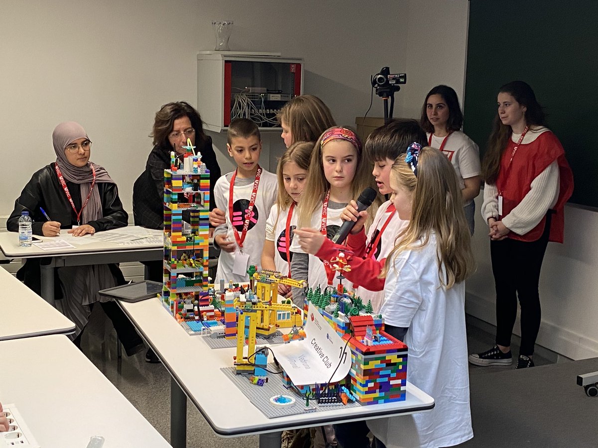 ERocaprevera's tweet photo. Els alumnes de cicle mitjà hem culminat el projecte de la @firstlegoleague presentant les nostres maquetes i pòsters a la @uvic_ucc ! Ho hem compartit amb nens i nenes d’altres escoles i ens han acompanyat les nostres famílies! Experiències que ens fan créixer! #jrflluvic https://t.co/40s2sKDDT4