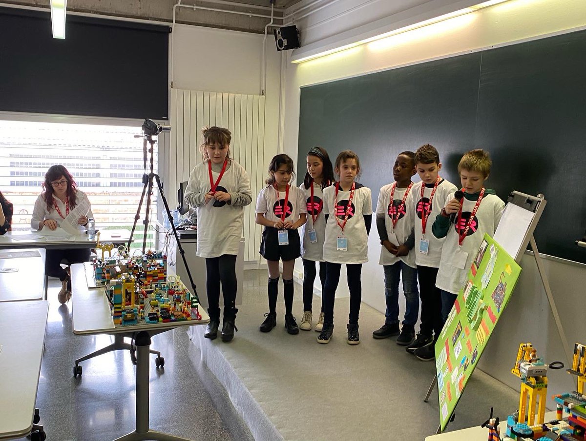 ERocaprevera's tweet photo. Els alumnes de cicle mitjà hem culminat el projecte de la @firstlegoleague presentant les nostres maquetes i pòsters a la @uvic_ucc ! Ho hem compartit amb nens i nenes d’altres escoles i ens han acompanyat les nostres famílies! Experiències que ens fan créixer! #jrflluvic https://t.co/40s2sKDDT4
