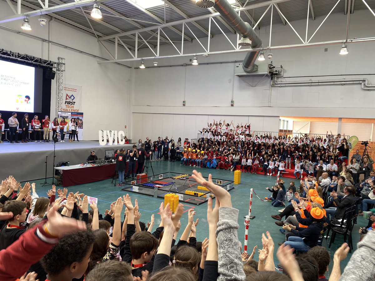 ERocaprevera's tweet photo. Els alumnes de cicle mitjà hem culminat el projecte de la @firstlegoleague presentant les nostres maquetes i pòsters a la @uvic_ucc ! Ho hem compartit amb nens i nenes d’altres escoles i ens han acompanyat les nostres famílies! Experiències que ens fan créixer! #jrflluvic https://t.co/40s2sKDDT4