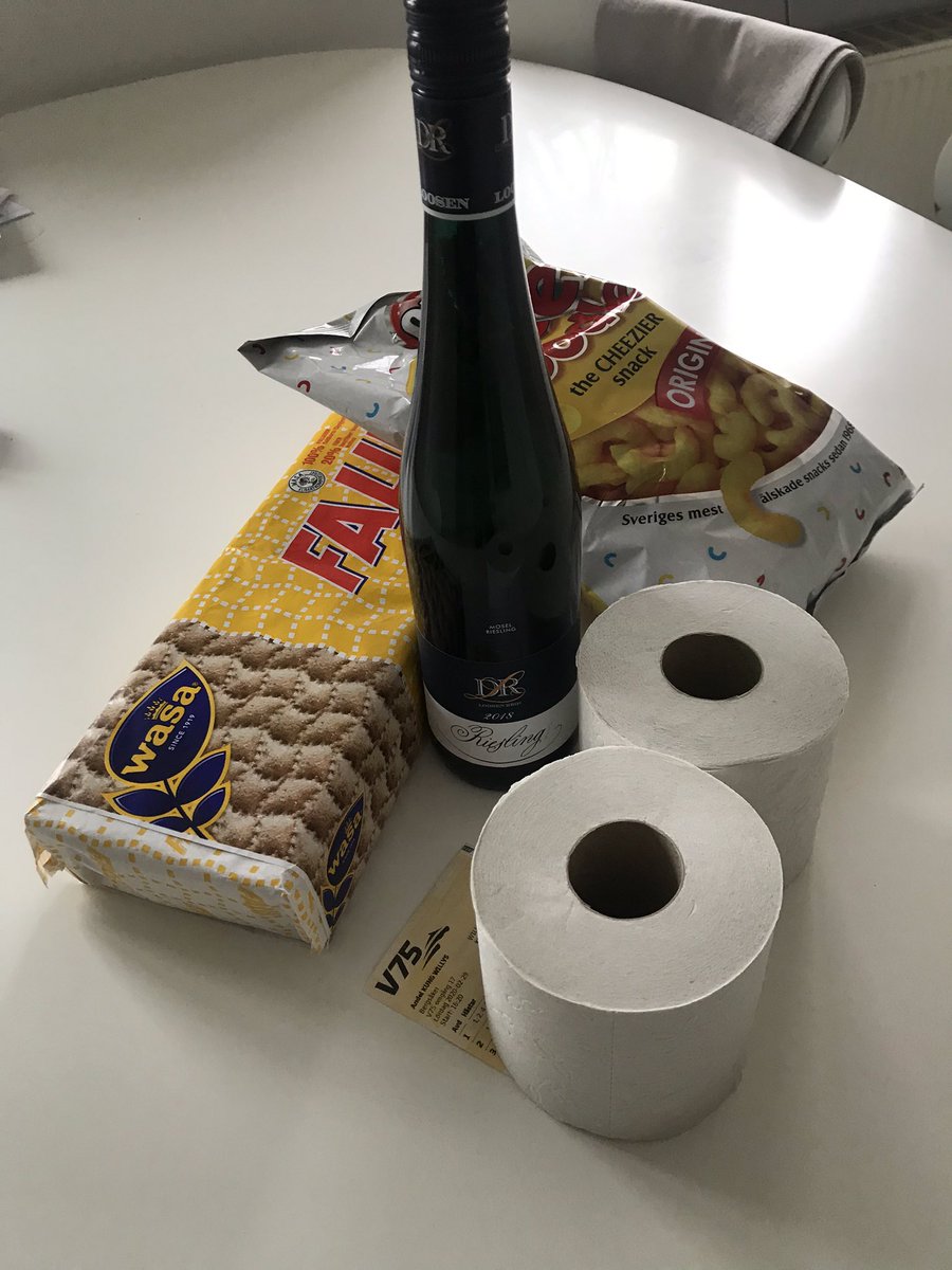 Ongaunited's tweet image. Förberedd för total isolering..
2 rullar muggpapper, ostbågar, knäckebröd, en V75-bong och en vinare. #Prepp