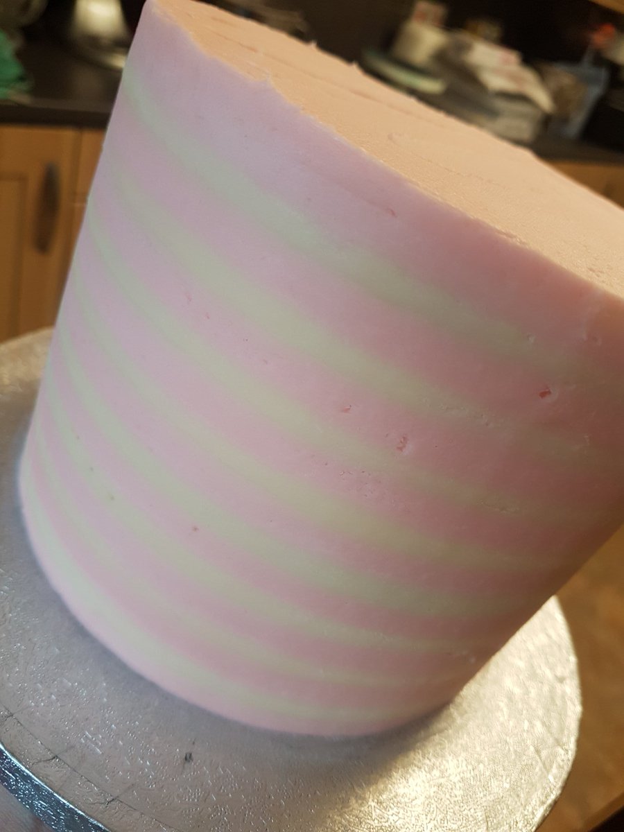 Loving using my new #contourcombs to create differnt effects on cakes here at <a href="/PuddinHey/">Hey Puddin Cakes</a> HQ 🙌😍