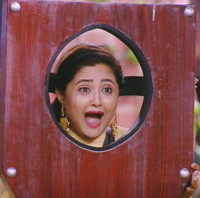 itsmearrunima's tweet photo. rash had this expression when her nephew n niece came.
then, she had this same expression when she saw asim is standing there holding the door &amp; everyone is singing hbd for her .
Asim is family❤️  #BestBondRaSim #RaSim #AsimRiaz #RashamiDesai https://t.co/eSGMZ7W5fe