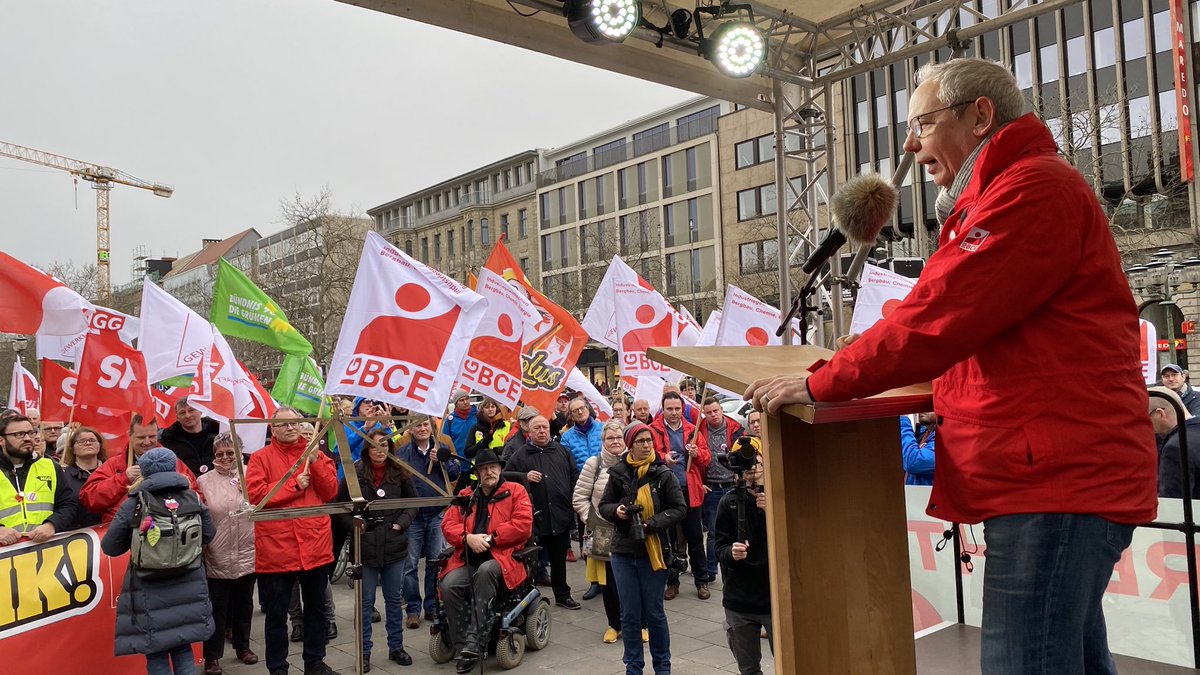 „Haltet durch - ihr werdet gewinnen“, ruft ⁦<a href="/igbce/">IGBCE</a>⁩-Chef ⁦<a href="/m_vassiliadis/">Michael Vassiliadis</a>⁩ den Gilde-Beschäftigten in Hannover zu. #PowerFürDieBrauer