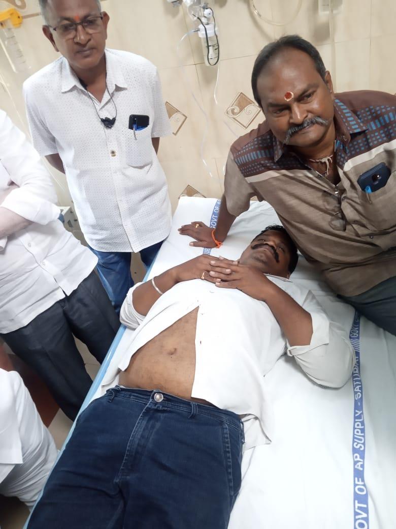 subhashbajrang's tweet photo. ఈరోజు నెల్లూరు జిల్లాలో బజరంగ్ దళ్ జిల్లా కన్వినర్ శశి కుమార్ ఇంటిపైకి ఒక వందమంది ముష్కరులు దాడి చేసి అసభ్యకరమైన పదజాలంతో దూషించి తీవ్రంగా గాయపరిచారు https://t.co/I9vHhCE86f