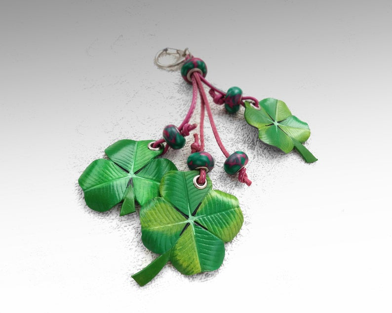 jamaika122's tweet photo. #leatherthings #leathergift #leathercraft #leatherleaf #leatherhandmade #leaf #Leatherbagcharm #clover #cloverleaf #goodluck #handmadebeads #bagdecor Good Luck Leather bag charm quatrefoil and trefoil clover with handmade beads. St.Patrick 's Day https://t.co/an1pm7C1YR https://t.co/RodIHj89So