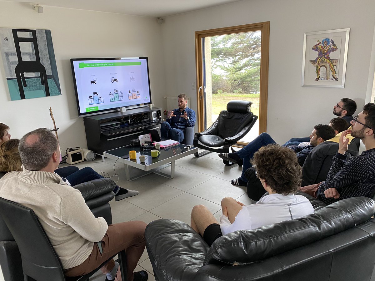 DilepixLIVE's tweet photo. 🏃‍♂️La team @DilepixLIVE est heureuse de participer (malgré de vent 💨) à un #teambuilding à @SaintMaloVille. Au programme : 🤝appprendre a mieux se connaître, 🔎plans d’actions de Dilepix et 🏃🏻‍♀️participation à @Intrailmuros, #kitesurf 🪂. On est pas beaux avec nos tenues ? 😉 https://t.co/V1vTTJOCbs