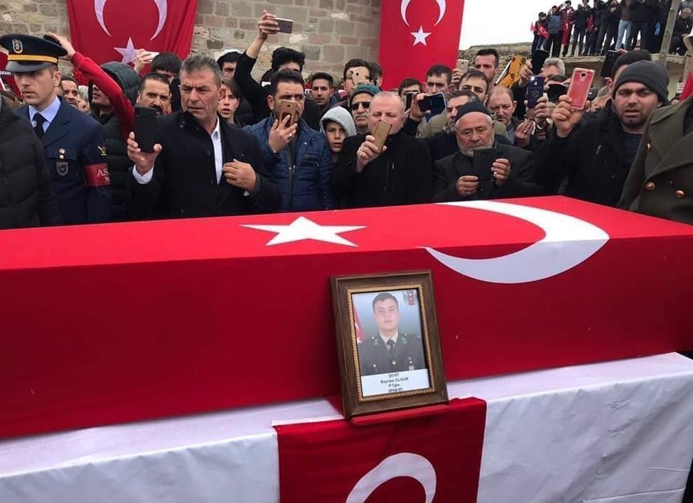 tüm samimiyetimle soruyorum, neyi çekiyorsunuz? gerçekten aklım almadığı için soruyorum, neyi çekiyorsunuz ya, neyi?