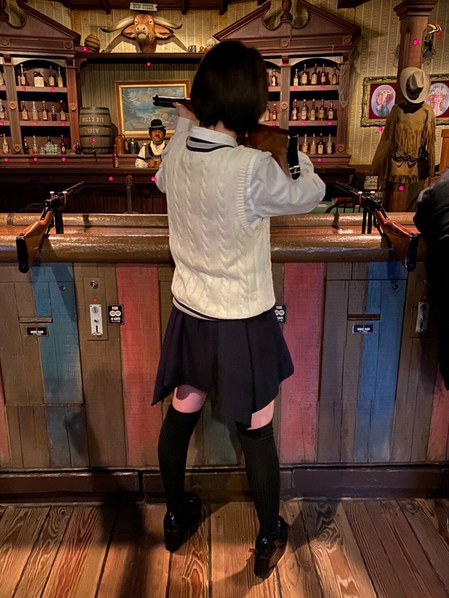 D90013290's tweet photo. シューティングギャラリーで3.400円溶かしたの、もう既に懐かしい😭😭
端っこからカウンター下のネズミ狙うために足場引っ張り出したり、ガチで狙いすぎてめちゃくちゃ仁王立ちだったり……
カバンもとってコートも脱いで耳も外して、それでも外すの下手くそすぎでは？？ https://t.co/fJ97hbva9Z
