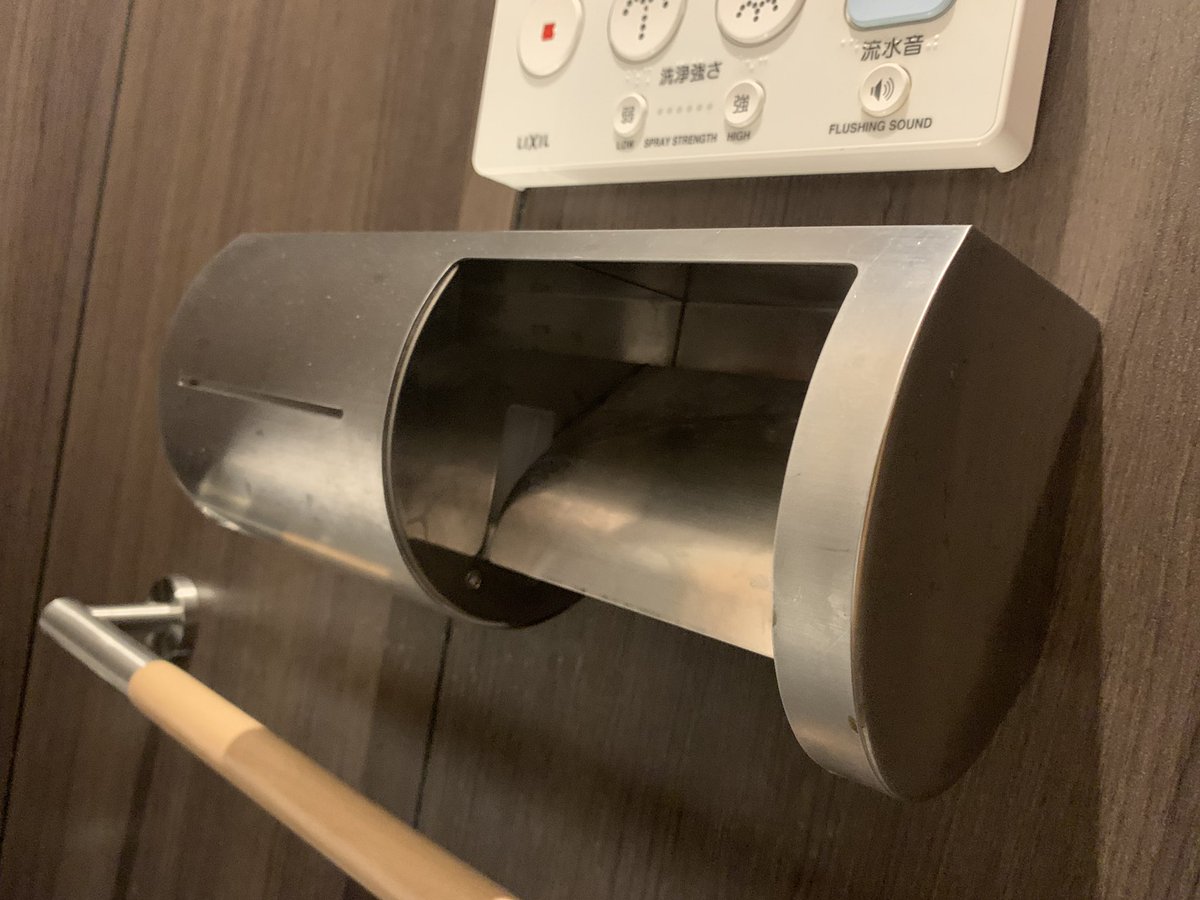 debata_'s tweet photo. まだ家に10ロールぐらいあるので人ごとだと思っていたトイレットペーパーの品薄が人ごとじゃなかったコンビニのトイレ https://t.co/1Eb7kHCdgG