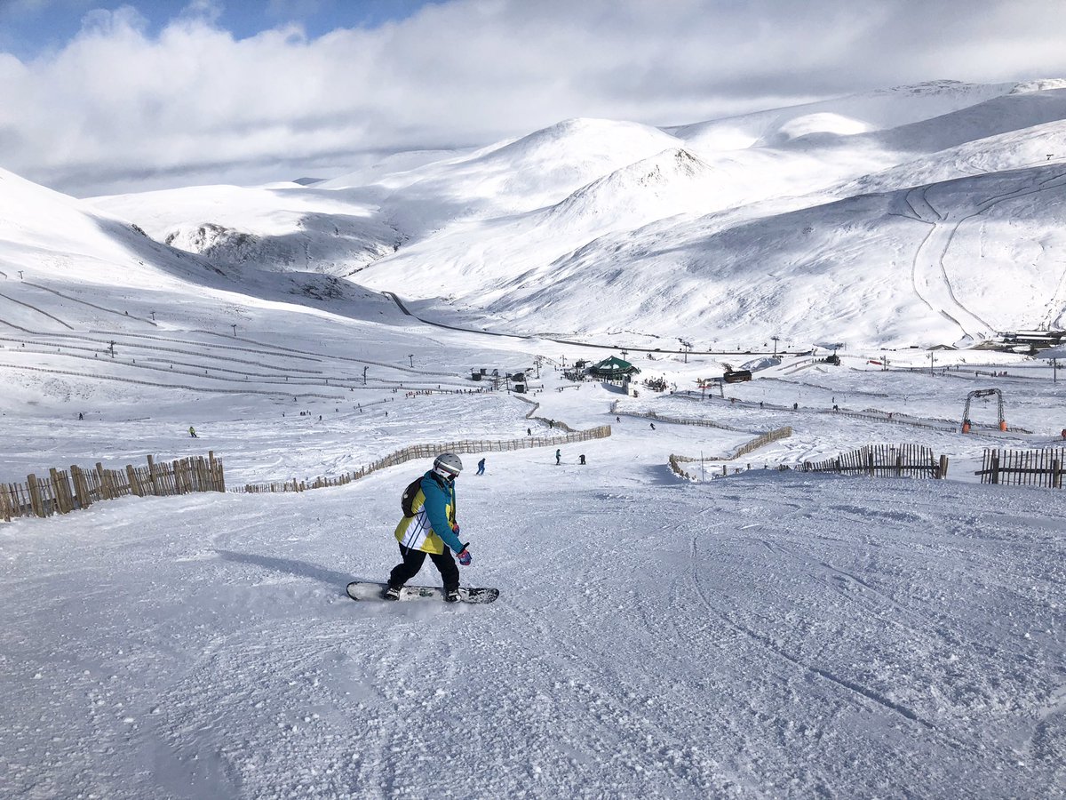 StephenVidal's tweet photo. More photos from the beautiful @theglenshee - my first time at Glenshee having skied at Glencoe, Nevis Range and Cairngorm - my wifes first time snowboarding in Scotland 🏴󠁧󠁢󠁳󠁣󠁴󠁿 ⛷ 🏂 ❄️ https://t.co/LFH5SLJA2Y