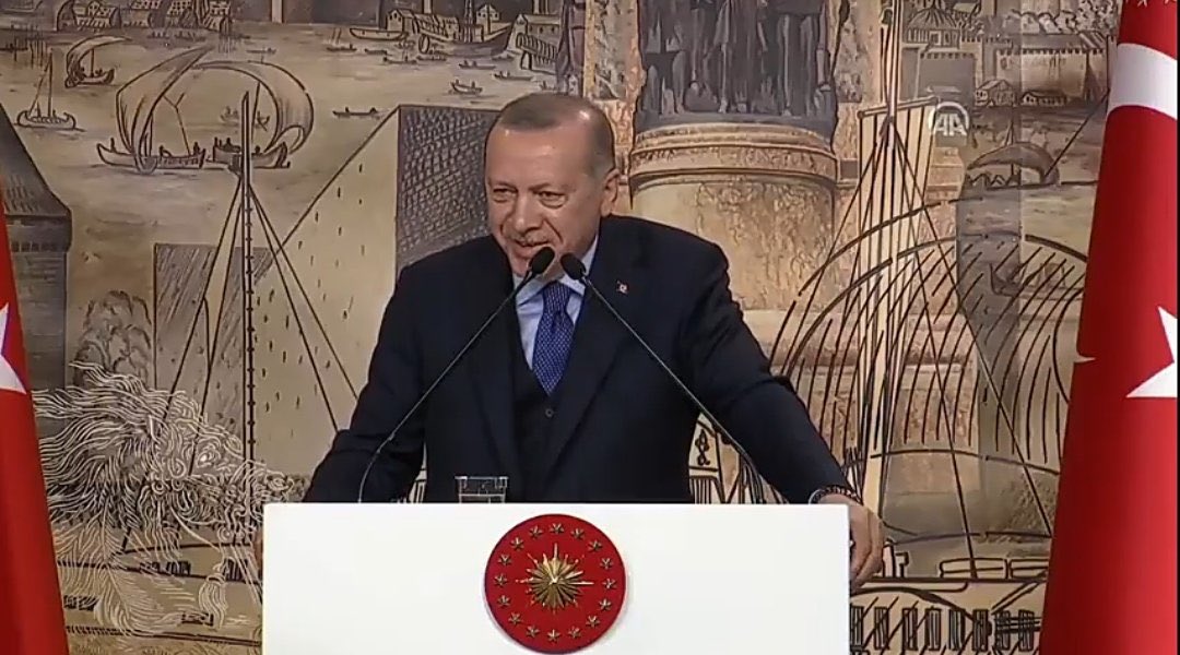 kacsaatolduson's tweet photo. Kemal Kılıçdaroğlu'nun Askerlerimizin şehit haberini alınca  gözyaşlarını tutamadığı anlaşılalı ve Erdoğan'ın Bakanlarla gülüşmeleri basına yansıyalı birkaç saat oldu
#negülüyorsunerdoğan https://t.co/jL3QPcU7Rj