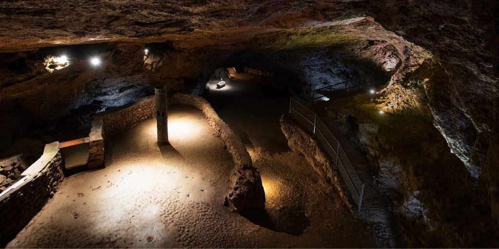 🔉 Our interactive sound chamber lets you experience how sound reverberates against the cavern walls. 

Press the red button to hear a standing wave, creating loud and quiet areas as you walk around the cavern!

Book your tickets here 👉 loom.ly/ougE_wU