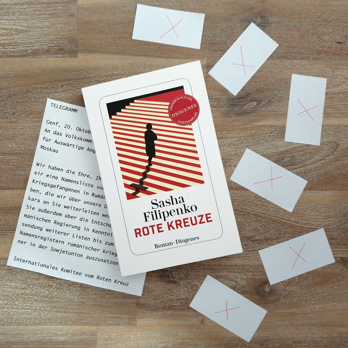 [Werbung] In "Rote Kreuze" von Sasha Filipenko treffen zwei Menschen mit ungewöhnlichen Lebensgeschichten aufeinander, deren Schicksal mich berührt hat. Ich gebe eine klare Leseempfehlung! Meine Rezension findet ihr hier: buchsichten.de/2020/02/rezens… *Hanna <a href="/diogenesverlag/">Diogenes Verlag</a>