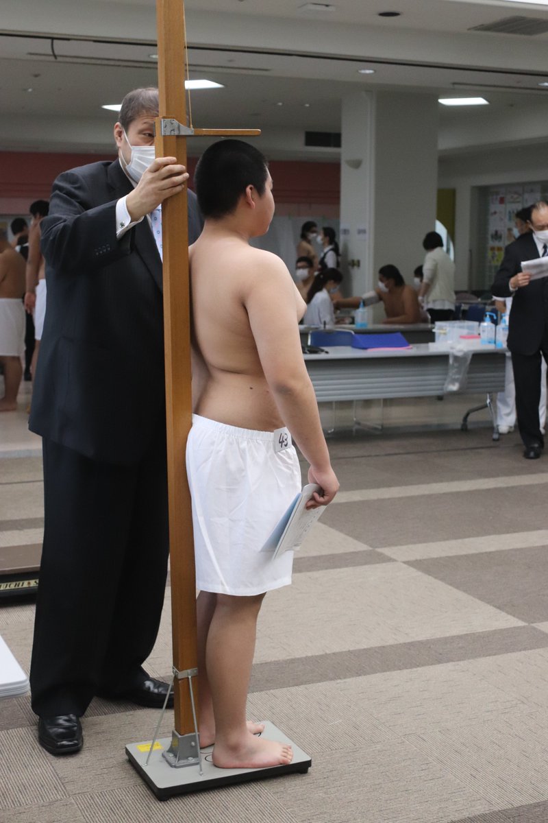 日本相撲協会公式 新弟子検査 本日 大阪市内で新弟子検査が行われました 身長167 体重67 以上などが検査基準で ４５名が受検しました 写真は今日受験した 身長0cmと168cmの２人 Sumo 相撲 大阪場所 三月場所