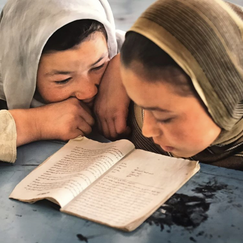 Visit_Different's tweet image. #McCurryMonza | Giovani o anziani, ricchi o poveri, religiosi o laici; per chiunque e dovunque c’è un momento per la #lettura. Aspettando la riapertura di "Steve McCurry. Leggere" insieme a voi, continuiamo a condividere i vostri scatti 📸 Buon #weekend e... buona lettura! 📖