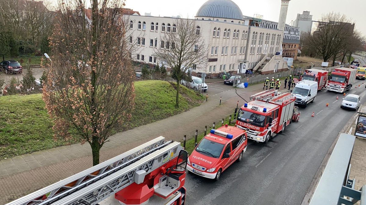 Tarek_Bae's tweet photo. An die Fatih Moschee in Bremen wurde ein Brief mit braunem Pulver geschickt. Derzeit darf niemand rein bzw. raus. Es sind viele Kinder im Gebäude. https://t.co/KchlBbJNlm