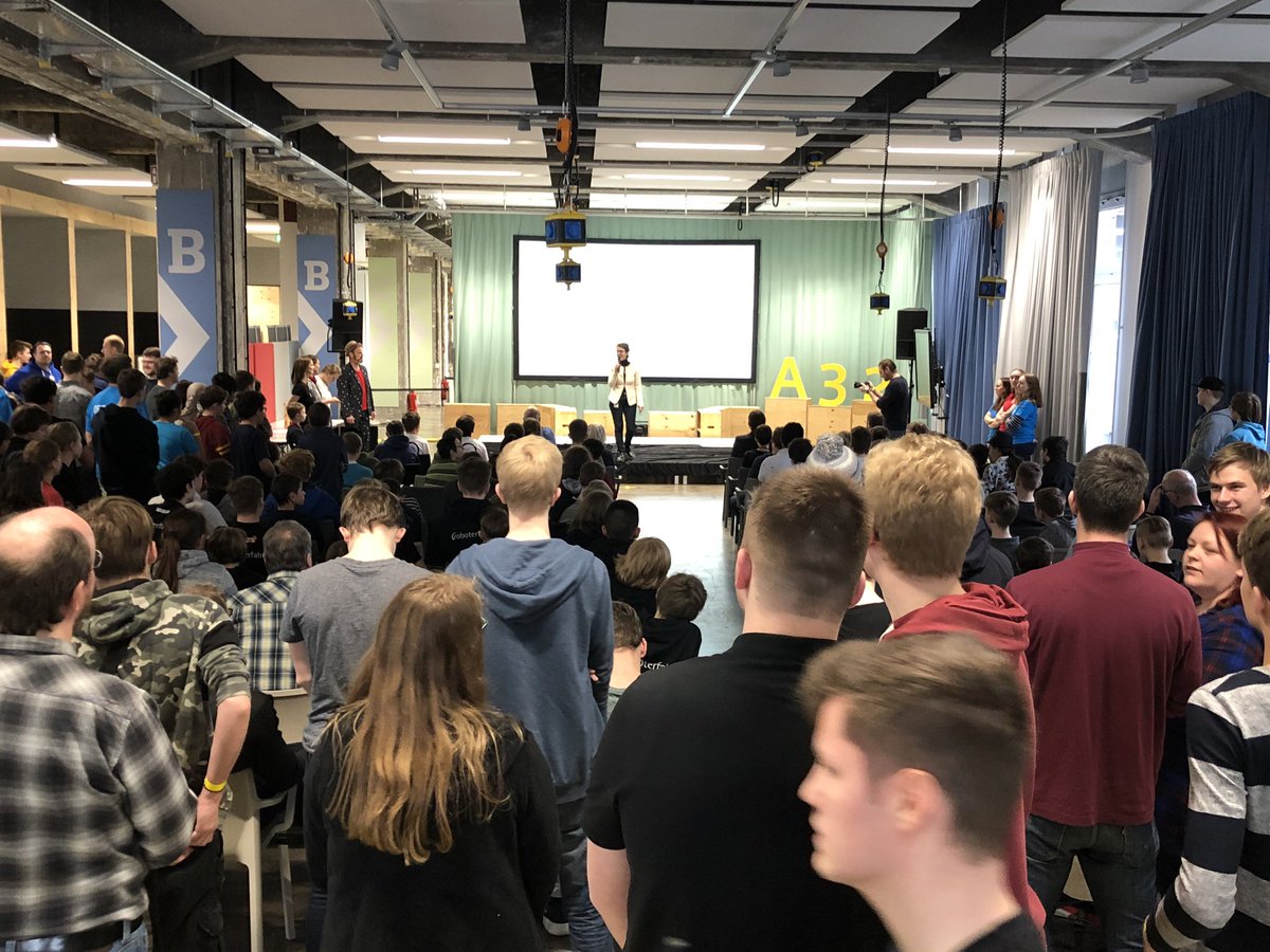 SiemensDE's tweet photo. Und...TOR!! ⚽ Beim #RoboCup2020 Junior in @Siemensstadt2 #Berlin treten heute und morgen über 80 junge Teams und ihre selbstgebauten #Roboter gegeneinander an, zB in einem Fußballturnier: 🤖 https://t.co/LbVyDdpv73 https://t.co/iV8lzijLne
