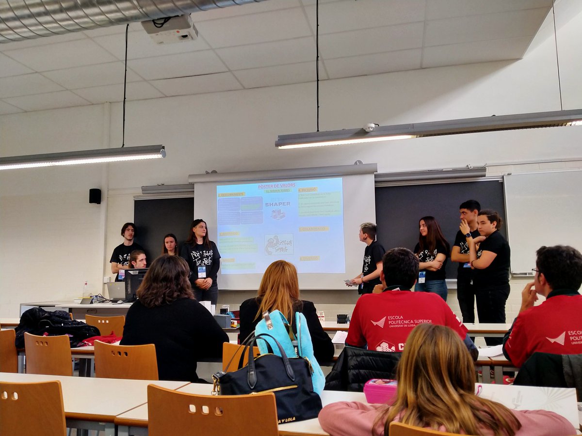 AmpaMarius's tweet photo. Presentant el seu projecte que desenvolupa un sistema amb sensors per regular els trànsit en rotondes. Ingeni i creativitat. El jurat ha elogiat la seva idea!! @insmariustorres
 @firstlegoleague @EPS_UdL @UdL_info #firstlegoleague #flllleida https://t.co/b906cmB0n2