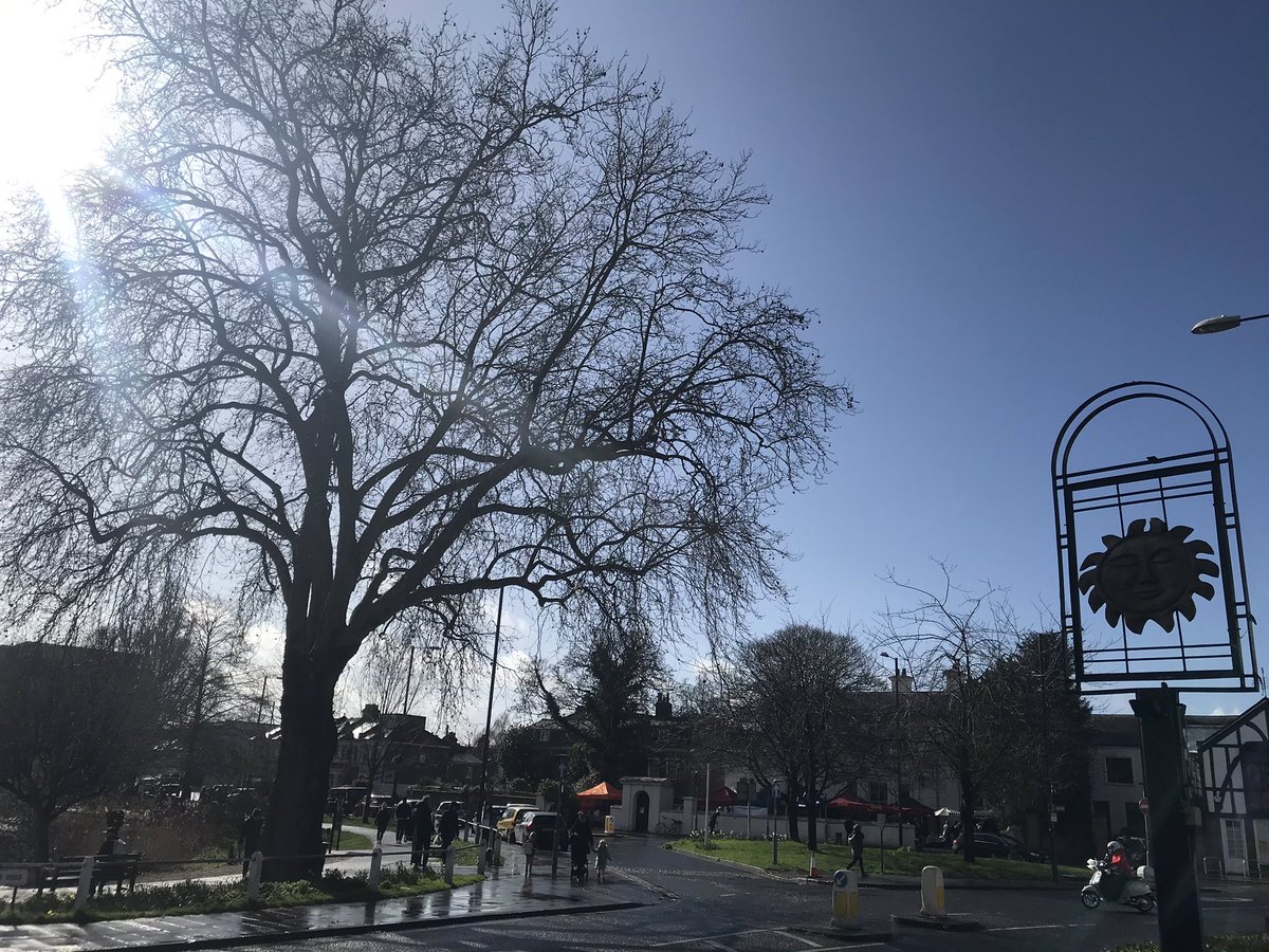 Beautiful day in beautiful Barnes! Get an extra layer on and get out and enjoy it! Forecast for tomorrow looking even better, have you booked for Sunday lunch yet?? #barnes #barnespond #barnescommon #sw13