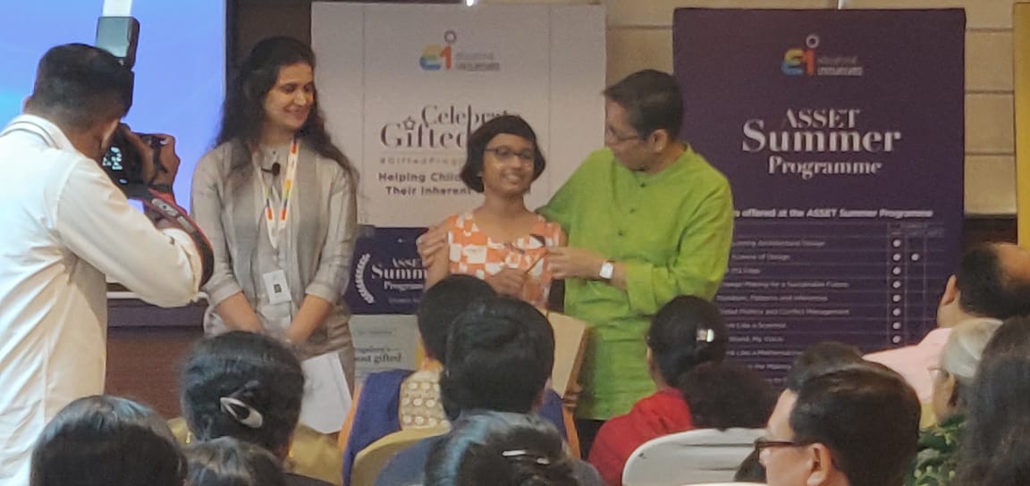 eistudy1's tweet photo. #GiftedProgrammes2020
Live coverage from our venue in Kolkata!
Students collecting goodies from our academic instructors.
#EducationalInitiatives #CelebrateLearning #CelebrateGiftedness https://t.co/TthMfdFLFJ
