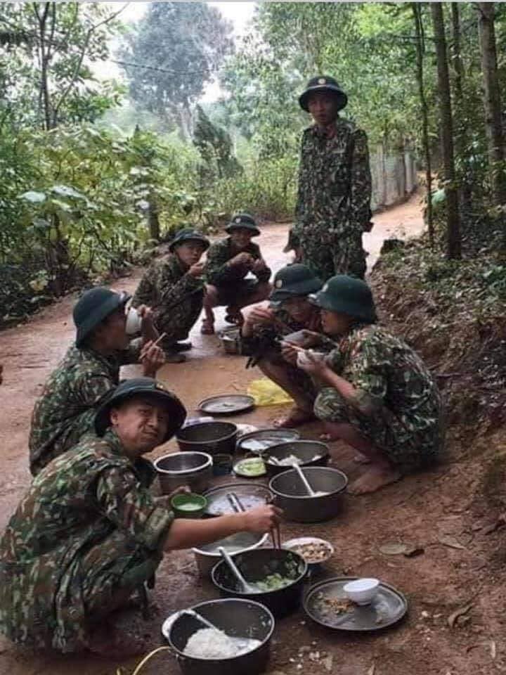 dothuhien9's tweet photo. Các chú bộ đội nhường chỗ và phục vụ bà con về nước cách ly như thời chiến , thương lắm , cảm động lắm .❤️
Mng follow mình với , fl chéo nhau để up đi ạ , thanks cả nhà nhiều ❤️ #20Kr_YTN_ApologizetoVN https://t.co/R6UVZh4VLV