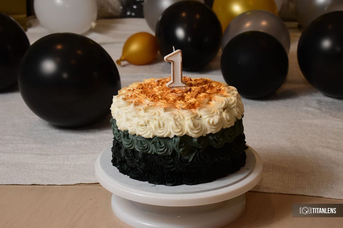 LeagueOfCakes's tweet photo. Cake smash themed Black, Grey, White with a touch of Gold. 

#TheLeagueOfAmazingCakes #CakeSmash #1stBirthday #VanillaCake #GirlTalkZA #BloemTwitter #HomeBaker 

📸: @TitanLens https://t.co/JKqBz4XrGL