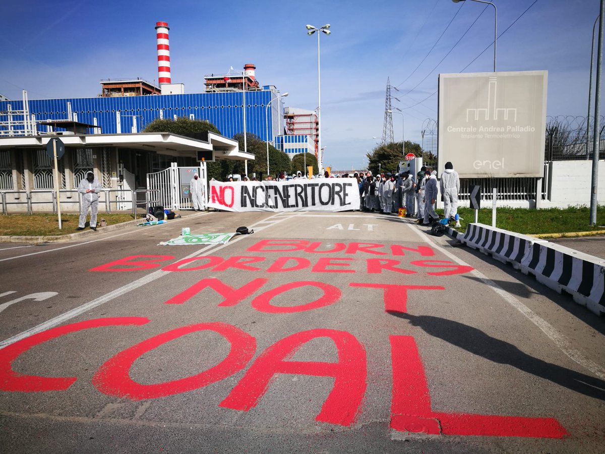 global_project's tweet image. System change not climate change: capitalist fossil-based system keeps putting profit before life. Today&apos;s action fights for climate and social justice and launches the Venice Climate Meeting, organised on 4th and 5th April. 
#decoalonize
#KeepItInTheGround #endfossils