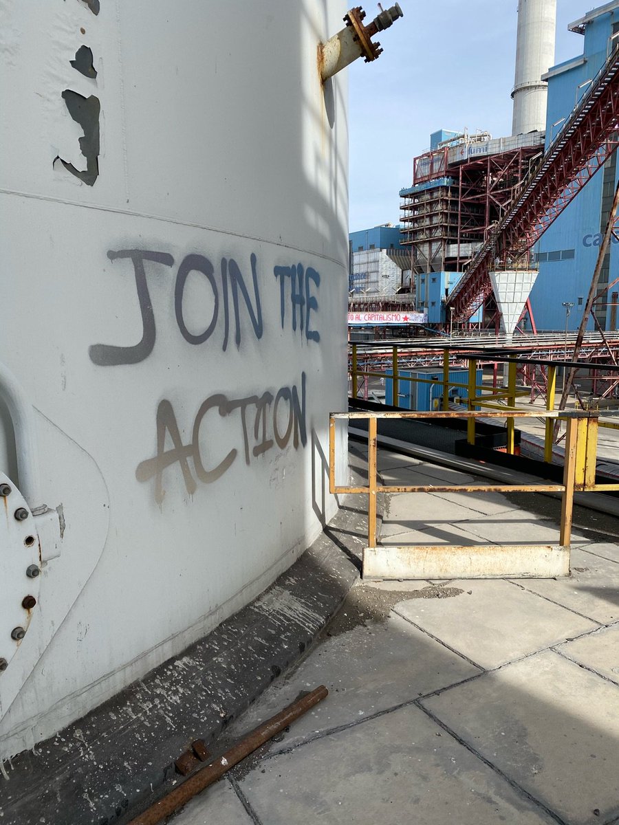 global_project's tweet image. System change not climate change: capitalist fossil-based system keeps putting profit before life. Today&apos;s action fights for climate and social justice and launches the Venice Climate Meeting, organised on 4th and 5th April. 
#decoalonize
#KeepItInTheGround #endfossils