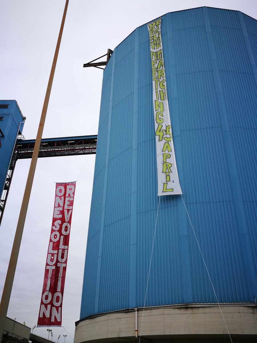 global_project's tweet image. System change not climate change: capitalist fossil-based system keeps putting profit before life. Today&apos;s action fights for climate and social justice and launches the Venice Climate Meeting, organised on 4th and 5th April. 
#decoalonize
#KeepItInTheGround #endfossils