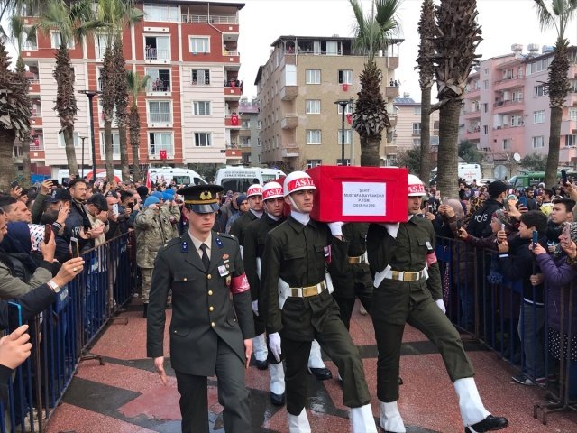 Hataytube's tweet photo. Şehidimiz Teğmen Mustafa Bayrakdar Antakya'da binlerce vatandaşın katılımıyla dua ve gözyaşları ile son yolculuğuna uğurlandı. Mekanın Cennet olsun Şehidim.🇹🇷
#hatay #şehit https://t.co/HX39oFgqjK