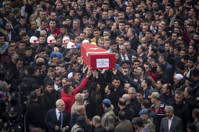 Hataytube's tweet photo. Şehidimiz Teğmen Mustafa Bayrakdar Antakya'da binlerce vatandaşın katılımıyla dua ve gözyaşları ile son yolculuğuna uğurlandı. Mekanın Cennet olsun Şehidim.🇹🇷
#hatay #şehit https://t.co/HX39oFgqjK