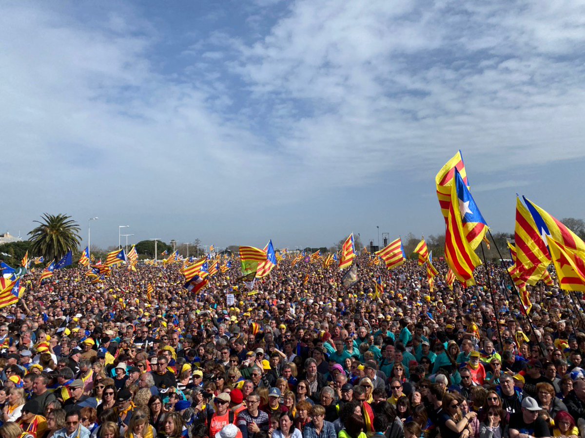 assemblea's tweet photo. ⬛️⬜️🔴 L'acte del @ConsellxRep és a punt de començar. Molts ànims a la gent que encara és de camí. Som moltes i volem ser més. Us esperem aquí! 
📻Recordeu que una bona manera d'estar informats és a través de @RadioArrels (95.0 FM)
#ObjectiuIndependència https://t.co/0pAG8Tt7F2