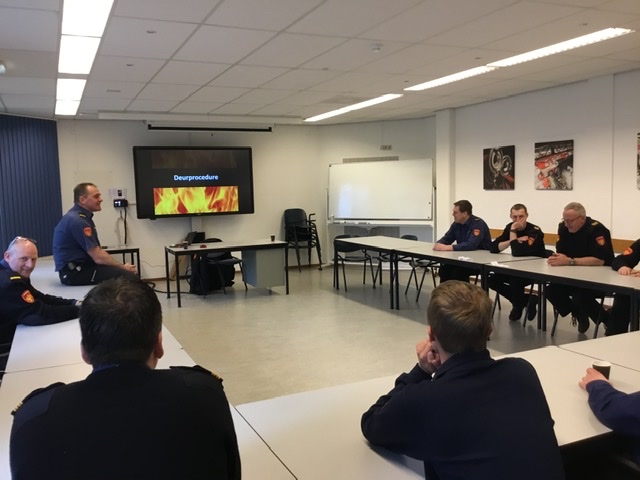 JeugdbrwNL's tweet photo. Les 3. Deurprocedure wat is er anders, wat zit in de lesstof jeugd versus lesstof manschap A en wat wordt er in het land gedaan. Cor neemt de juryleden mee in de verschillen. https://t.co/ZkzNrKO88b