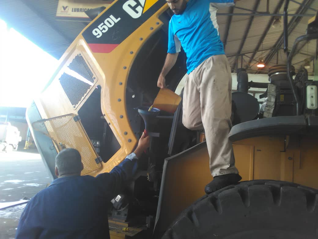 VENALUM_CVG's tweet photo. #29Feb|| De cara al pronto arranque de las operaciones en CVG Venalum, los trabajadores del Taller Equipos Móviles Industriales, realizan las acciones necesarias para que la empresa cuente con un parque industrial repotenciado. #JuntosSomosIndestructible https://t.co/P1QZWOVwXe