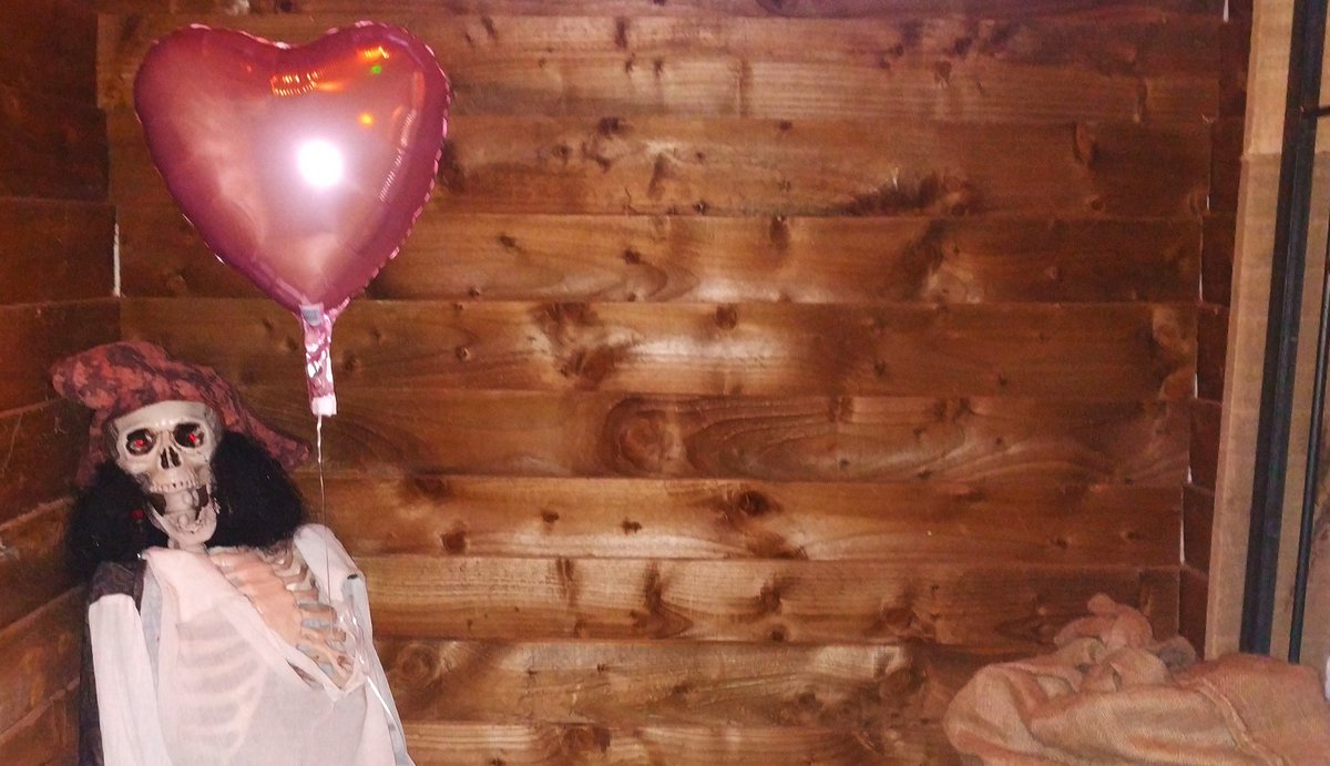 February is almost over, Valentine's Day is far behind, and this poor guy is still waiting for his date to show up… #valentinesday #love #pirates #tortuga #piratesofthecaribbean #coventry2021 #date #heart