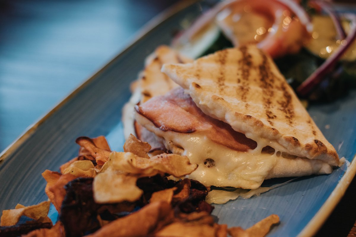 A SPOT OF LUNCH 🥪

All our Italian Flatbreads and Paninis are served with a side salad and vegetable crisps.

The ideal size for an early afternoon light meal!