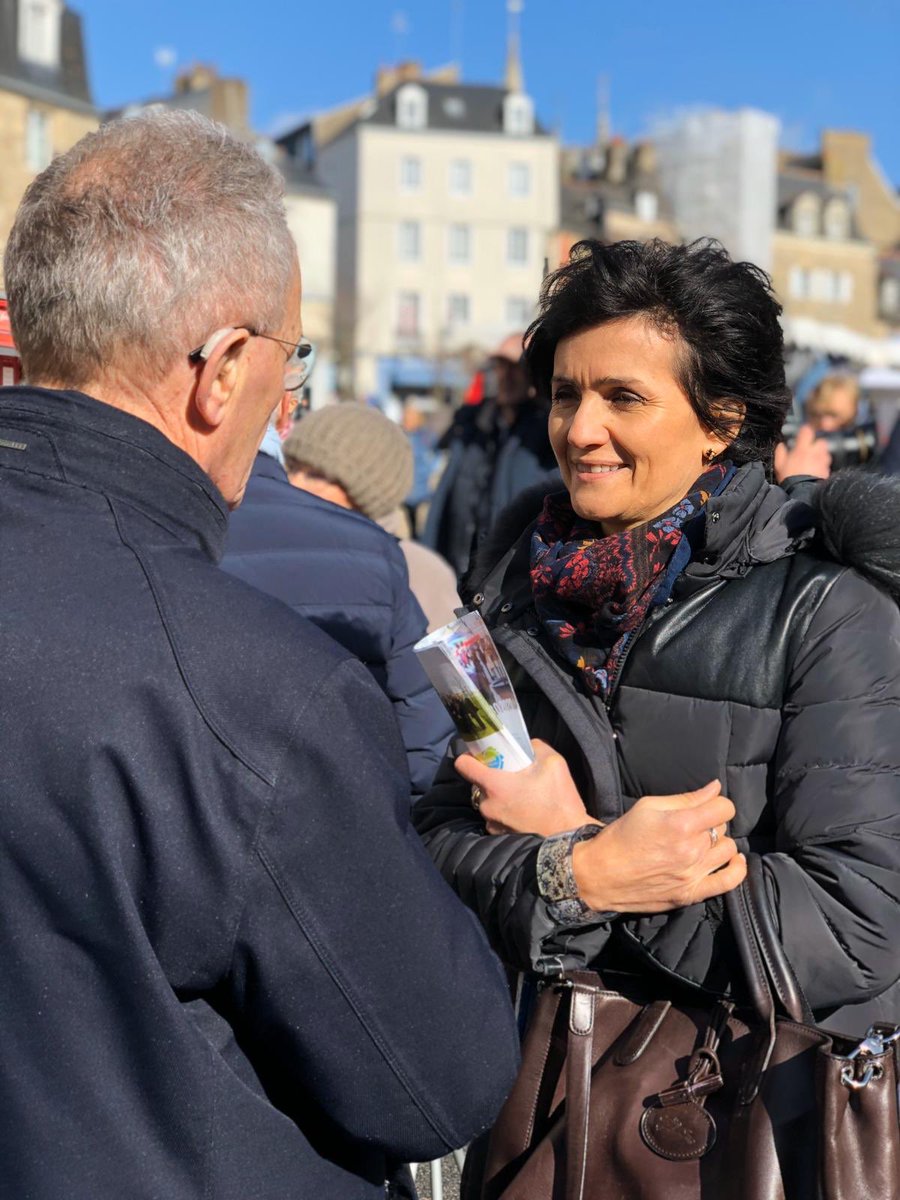 DavidRobo56's tweet image. Notre programme dévoilé ce matin sur le marché, et bientôt dans vos boîtes aux lettres ! 100 projets pour Vannes, de l’ambition, des engagements forts et du cœur ! #vannes #davidrobo2020 #vannescestvous #Municipales2020