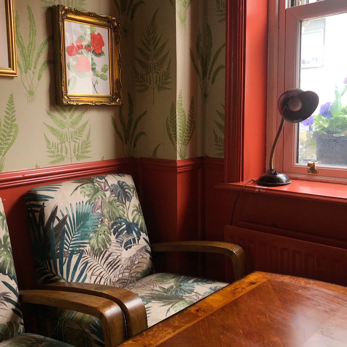 We have endless cosy corners 😍 Book now for your Sunday lunch!