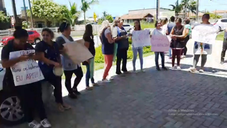 a_bloco's tweet photo. Os/as professores/as do Balneário da Barra do Sul reivindicam o pagamento do piso salarial nacional da categoria.  Colabore na divulgação da luta. 

Fonte: https://t.co/kjVkHVyWlN 

#Protesto #BarraDoSul #Balenário #SantaCatarina #Professores https://t.co/KKCu4HcLxI