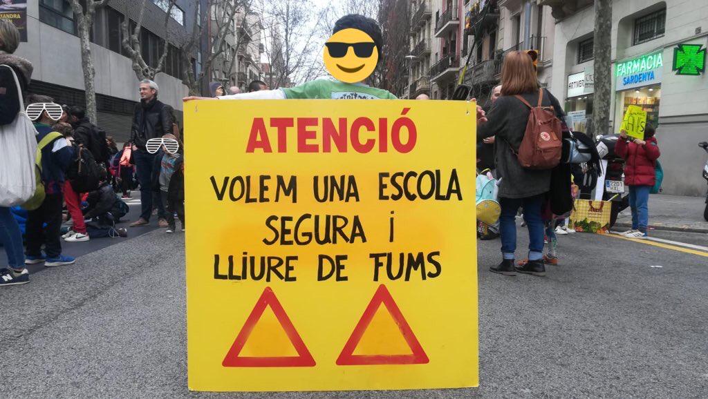 fructuosG's tweet photo. Èxit del tall de Sardenya amb famílies del @fructuosG i de @EscolaSFamilia aquest divendres gaudint del carrer!⚽️👨‍👦‍👦👩‍👧 Seguim el proper divendres per aconseguir un #entornescolar segur. #EixSardenya #stopcontaminacio #ProtegimlesEscoles 💪 https://t.co/zijTNdG7DS