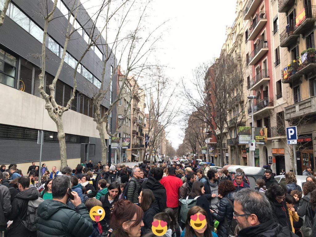 fructuosG's tweet photo. Èxit del tall de Sardenya amb famílies del @fructuosG i de @EscolaSFamilia aquest divendres gaudint del carrer!⚽️👨‍👦‍👦👩‍👧 Seguim el proper divendres per aconseguir un #entornescolar segur. #EixSardenya #stopcontaminacio #ProtegimlesEscoles 💪 https://t.co/zijTNdG7DS