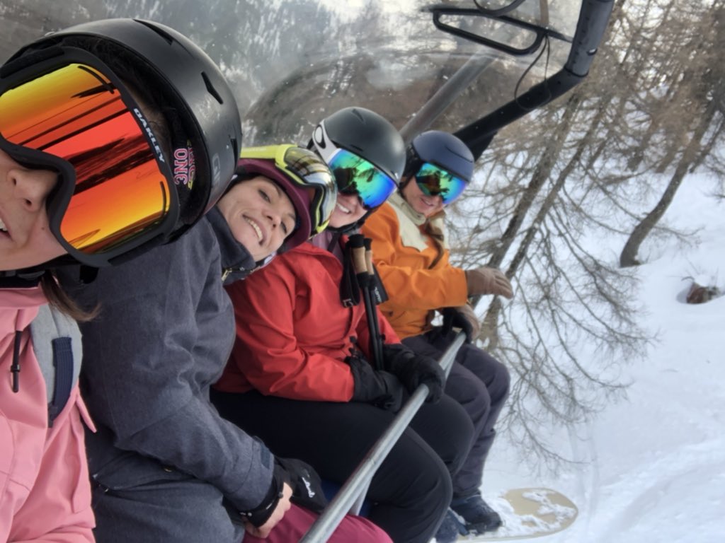 Pow-pow day in the slopes with this gang 🏂 🇦🇹