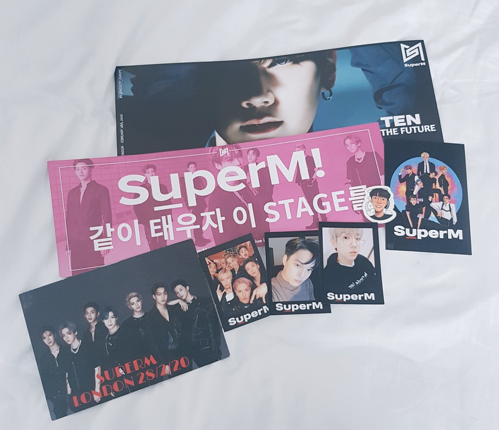 dyogyu's tweet photo. Yesterday's haul ❤
Thank you to everyone for enduring the weather and handing out all these pretty freebies! People like you make the concert experience even better! ♡ 
@ChelseyOrtonX 
@daehwisdays 
@supermlondon 
@NEOCITY_EUROPE 
@SuperMinLondon https://t.co/0nDQSXzCoW