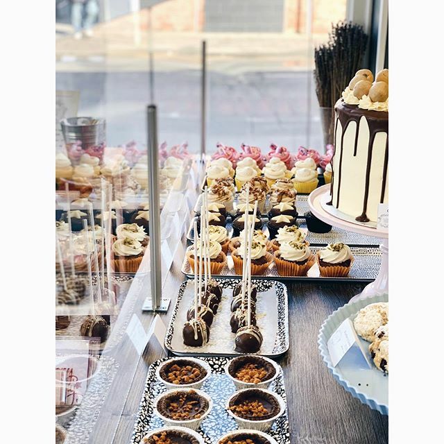 Soooo much to choose from today - I could for everything in the photo 😂

#cakeshop #allthecake #weekendtreats #cakelife #saturdayvibes ift.tt/39cMcui