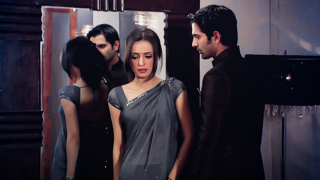 K: Aa.. a.. aap?A: Haan ma.. maiin.A: Tum itna dar kyun rahi ho main tumhe kha thodi jaunga?A: Tum hamesha peechay kyun jati ho?K: Kyunke aap hamesha aage aate hain..Teasing Arnav over here  #SanayaIrani  #BarunSobti  #IPKKND  #IPKKNDRewind