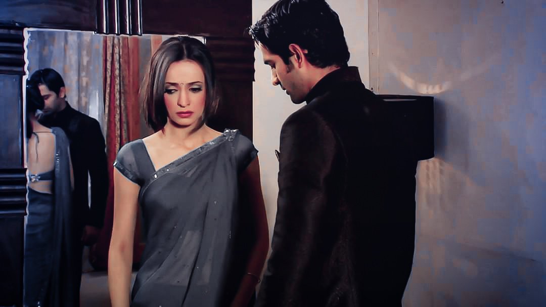 K: Aa.. a.. aap?A: Haan ma.. maiin.A: Tum itna dar kyun rahi ho main tumhe kha thodi jaunga?A: Tum hamesha peechay kyun jati ho?K: Kyunke aap hamesha aage aate hain..Teasing Arnav over here  #SanayaIrani  #BarunSobti  #IPKKND  #IPKKNDRewind