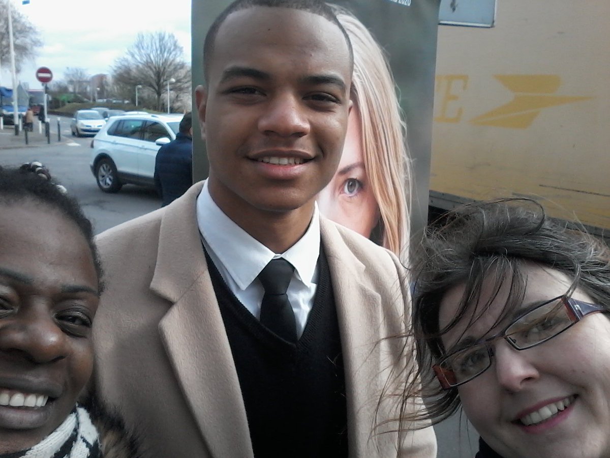 Marie_Nanterre's tweet photo. Ce matin la #TeamBedin était partout sur les marchés. Ici au Chemin de l'île, avec enthousiasme et un très bon accueil. #CamilleBedinMaireDeNanterre https://t.co/xl5N6LD43m