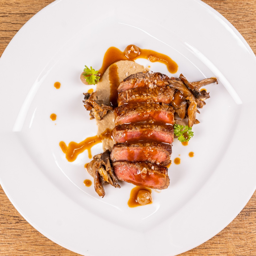 Lomo de ternera a la brasa, contundente y directo, cocinado para saborear pura intensidad. 
#malaga #benalmadena #fuengirola