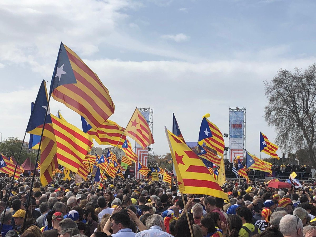 ArturColl's tweet photo. Diu la #Lloll que som 150.000 persones, les que hem vingut a #Perpinyà a veure en @KRLS, en @toni_comin i la @ClaraPonsati https://t.co/k5JY5iykFt