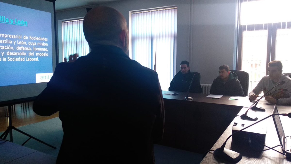 Charla sobre #autoempleo con jóvenes emprendedores en el #AyuntamientoDeSahagún